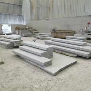 绵阳 整石台阶（大面火烧+侧面自然面），出货前厂内拼装