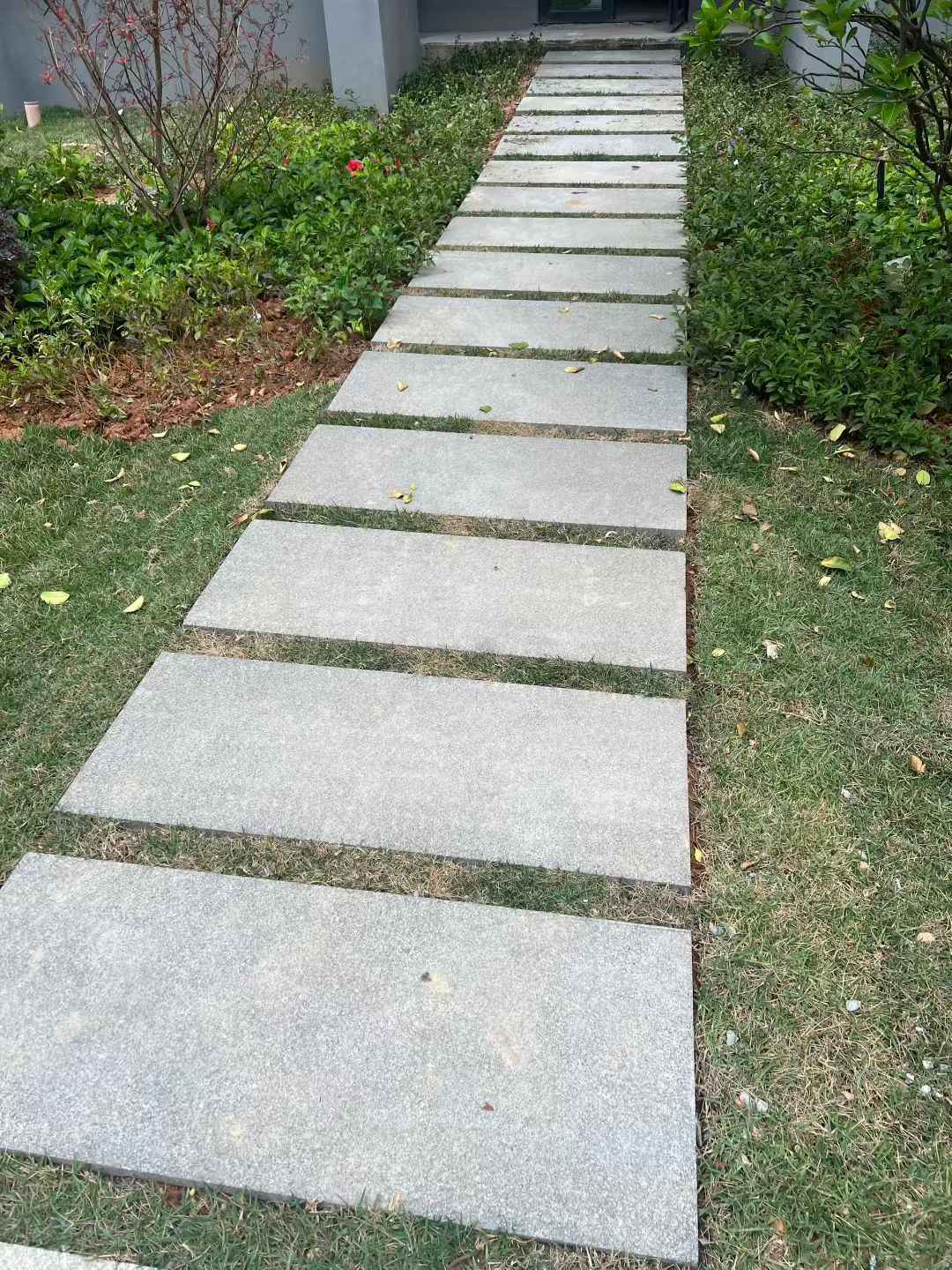 绵阳 芝麻黑小区踏步、汀步石铺装效果