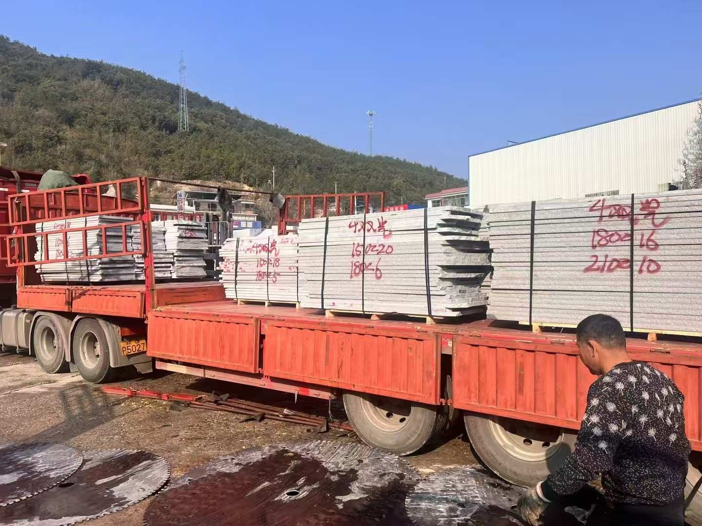 绵阳 芝麻灰花岗岩光面毛板出货日常