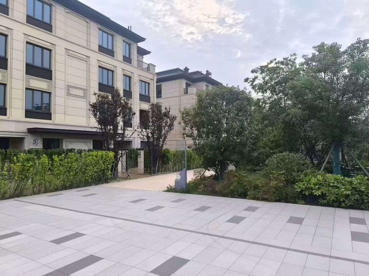 绵阳 芝麻白与芝麻白搭配铺装，尺寸1200*600